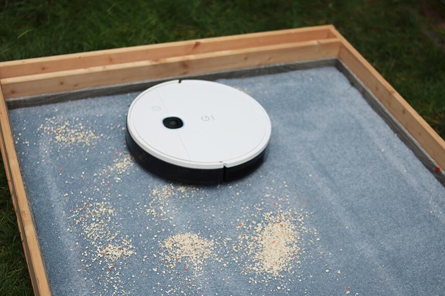 Yeedi Vac Max собирает овсянку на ковре с высоким ворсом в тесте на всасывание